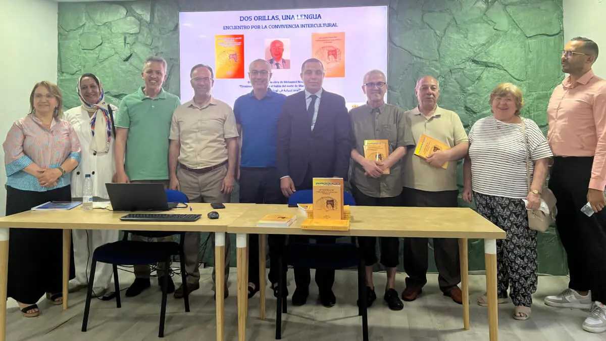 Mohamed Nouri, escritor del libro "Vocablos españoles en la lengua del norte de Marruecos", junto a los presentes durante la presentación de éste en la sede de la Fundación Ibn Battuta - PHOTO/ATALAYAR