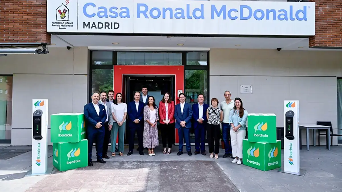 Representantes de Iberdrola España y la Fundación Infantil Ronald McDonald