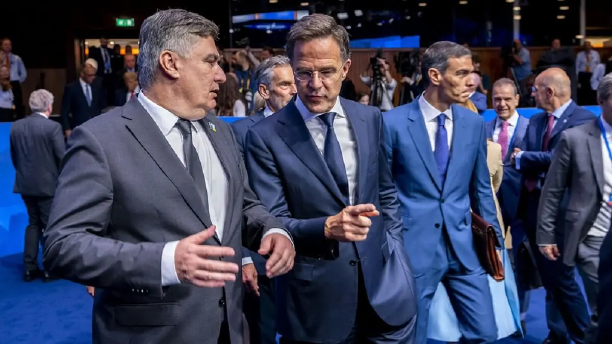 En la sala donde se ha celebrado el 25 de junio la cumbre de la OTAN, el presidente Sánchez apareció con un maquillaje que le daba un aspecto agresivo - PHOTO/NATO