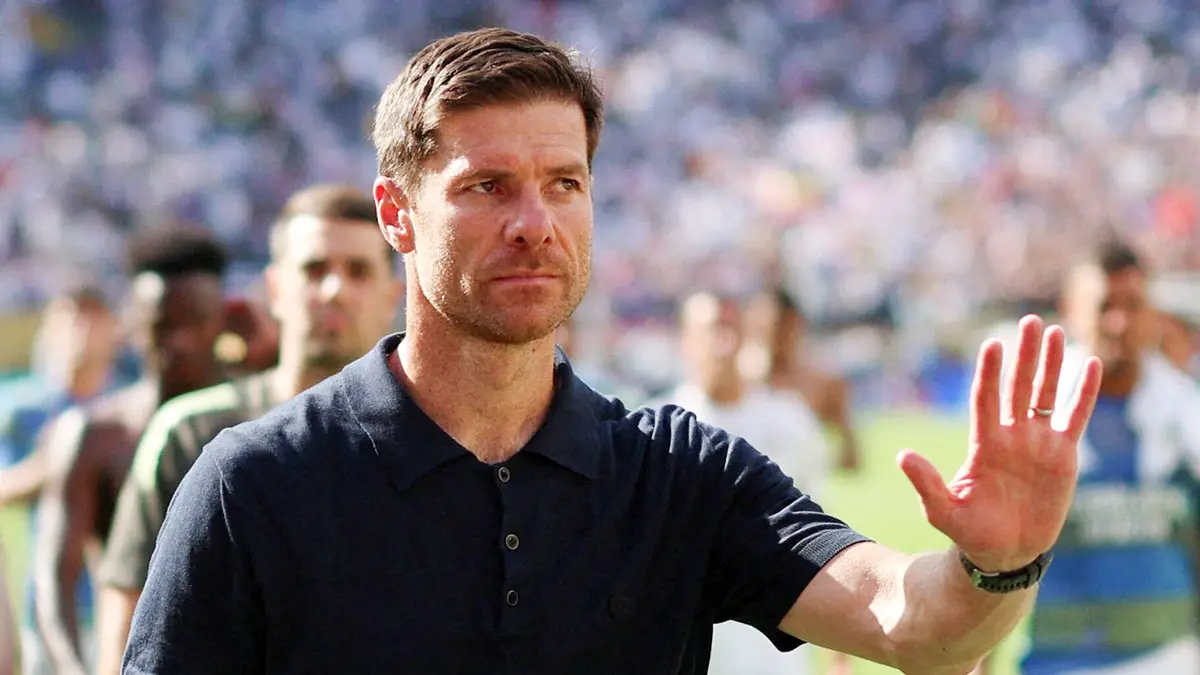 <p>El entrenador del Real Madrid, Xabi Alonso, parece abatido después del partido - REUTERS/ LEE SMITH </p>