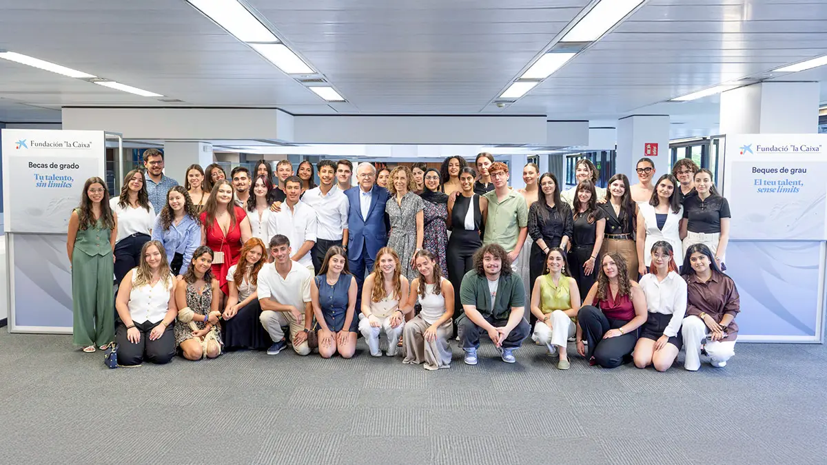 <p>El presidente de la Fundación ”la Caixa”, Isidro Fainé, se ha reunido con los becados de grado de la convocatoria de 2023 - PHOTO/Fundación "la Caixa"</p>