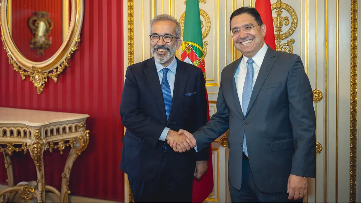 Nasser Bourita, ministro de Asuntos Exteriores, Cooperación Africana y Marroquíes Residentes en Extranjero, junto a Paulo Rangel, ministro de Estado y Asuntos Exteriores de Portugal, estrechando la mano tras finalizar la conferencia posterior a la reunión bilateral el 22 de julio en Lisboa, Portugal - PHOTO/X/MAROC DIPLOMATIE