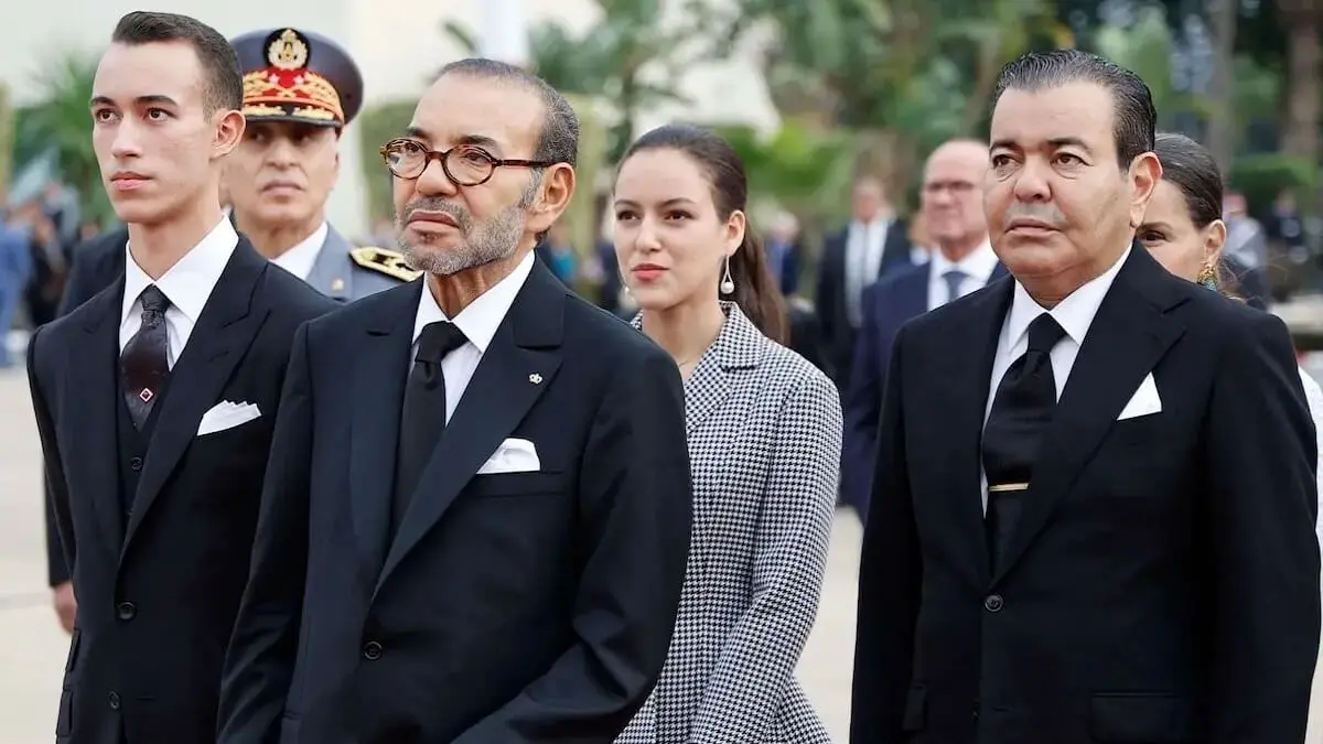 El rey de Marruecos, Mohamed VI, con el príncipe heredero, su hijo Moulay Hassan, con su hermano, Moulay Rachid, y con su hija la princesa Lalla Khadija
