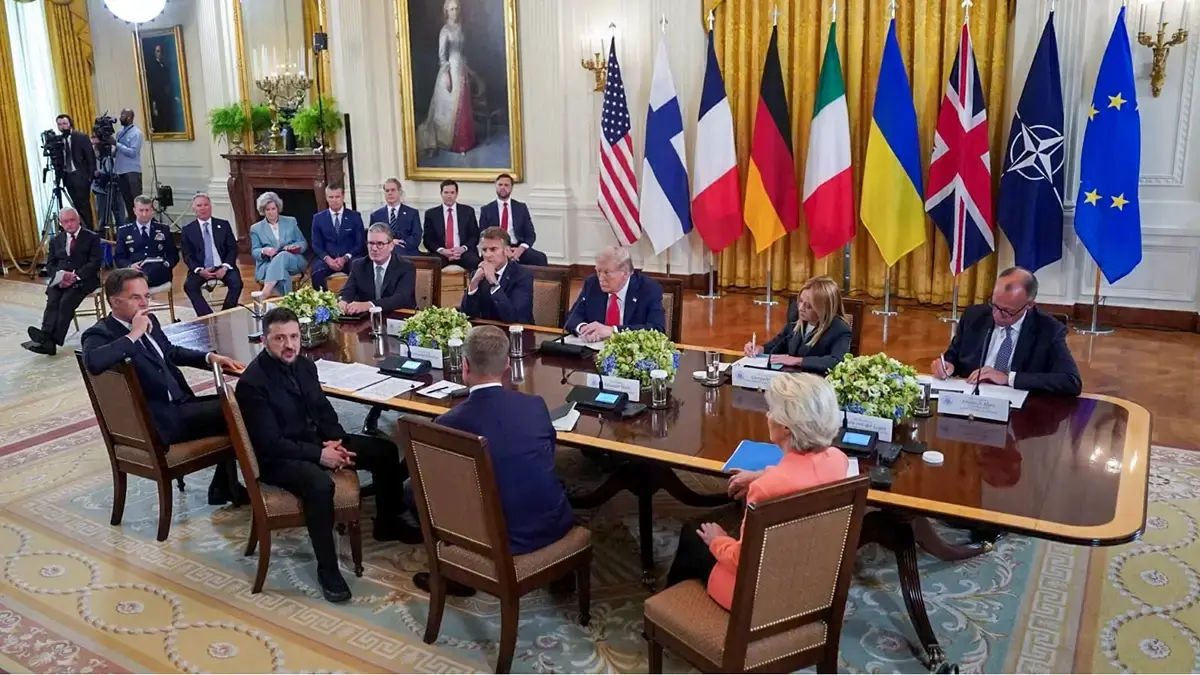 El presidente ucraniano Volodymyr Zelenskiy habla durante una reuni&oacute;n con el presidente estadounidense Donald Trump, el canciller alem&aacute;n Friedrich Merz, el presidente franc&eacute;s Emmanuel Macron, el primer ministro brit&aacute;nico Keir Starmer, la primera ministra italiana Giorgia Meloni, el presidente finland&eacute;s Alexander Stubb, el secretario general de la OTAN Mark Rutte y la presidenta de la Comisi&oacute;n Europea Ursula von der Leyen, en medio de las negociaciones para poner fin a la guerra de Rusia en Ucrania, en la Casa Blanca en Washington, D.C., EE. UU., el 18 de agosto de 2025 - REUTERS/Alexander Drago
