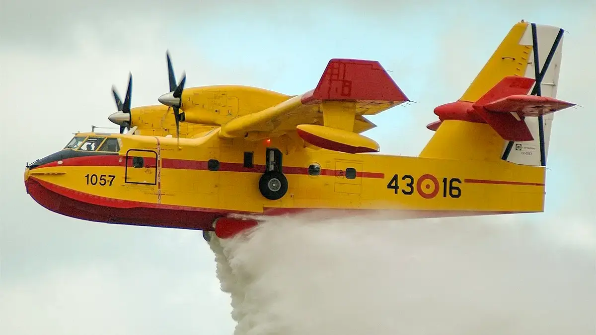 Avión Canadiar 215, con 5.000 litros de agua de capacidad - PHOTO/REDES SOCIALES