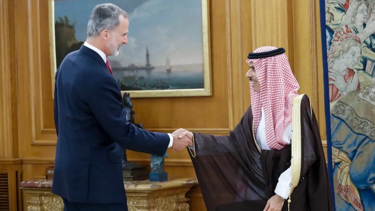 PHOTO/CASA REAL ESPAÑOLA - El rey de España, Felipe VI, recibe al ministro de Asuntos Exteriores de Arabia Saudí, el príncipe Faisal bin Farhan Al Saud, en el Palacio de la Zarzuela el 13 de junio de 2022