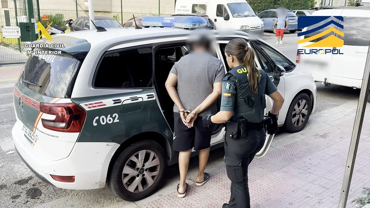 Agentes de la Guardia Civil introducen a uno de los detenidos en el coche patrulla - PHOTO/GUARDIA CIVIL