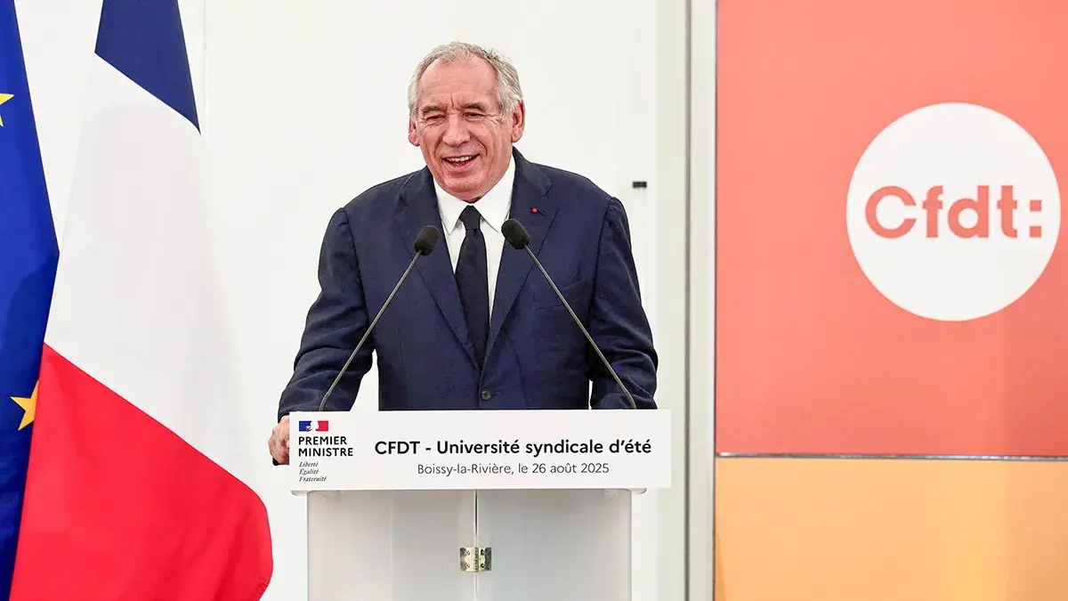 El primer ministro franc&eacute;s, Francois Bayrou, pronuncia un discurso durante las Conferencias de Verano de los sindicatos de la Confederaci&oacute;n Democr&aacute;tica Francesa del Trabajo (CFDT), en la finca de Bierville en Boissy-la-Rivi&egrave;re, al sur de Par&iacute;s, Francia, el 26 de agosto de 2025 - PHOTO/ THIBAUD MORITZ via REUTERS