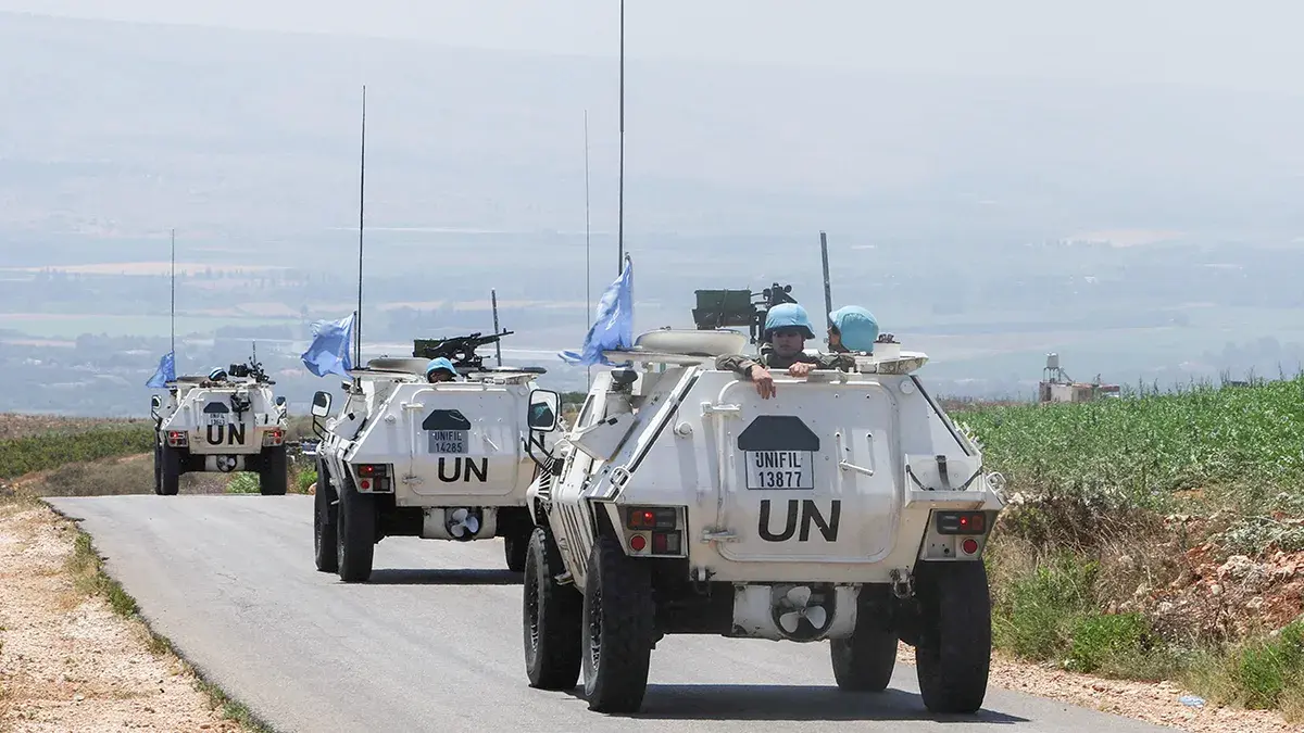 <p>Veh&iacute;culos de las fuerzas de paz de la ONU (FPNUL) circulan por la aldea libanesa de Wazzani, cerca de la frontera con Israel, en el sur del L&iacute;bano - REUTERS/ AZIZ TAHER&nbsp;</p>
