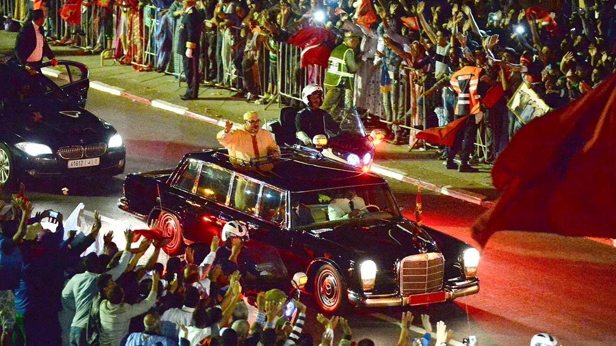 El rey de Marruecos, Mohammed VI, saluda a la multitud desde su coche durante una manifestaci&oacute;n conmemorativa de la Marcha Verde - PHOTO/MAP