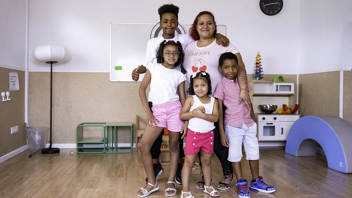 <p>Estefanía Villalba con sus hijos Daenery, Chloé, Evy y Félix - Gonzalo Cases/Fundación &rdquo;la Caixa&rdquo;</p>
