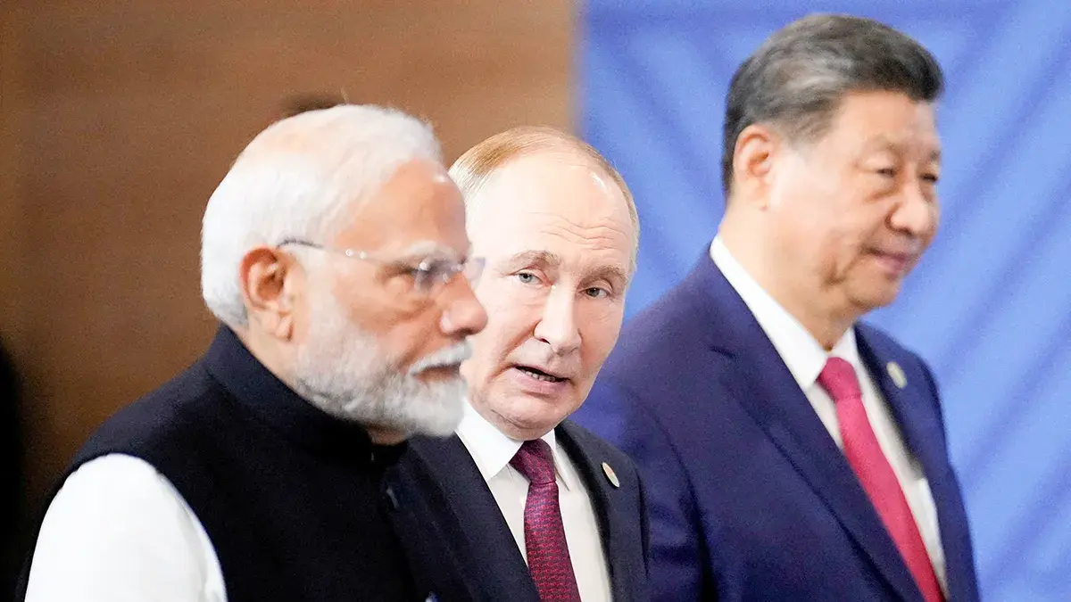 <p>El primer ministro indio, Narendra Modi, el presidente ruso, Vladimir Putin, y el presidente chino, Xi Jinping, asisten a una ceremonia de fotos familiares antes de la sesi&oacute;n plenaria de la Cumbre BRICS en Kaz&aacute;n, Rusia, el mi&eacute;rcoles 23 de octubre de 2024 - REUTERS/ ALEXANDER ZEMIANICHENKO</p>
