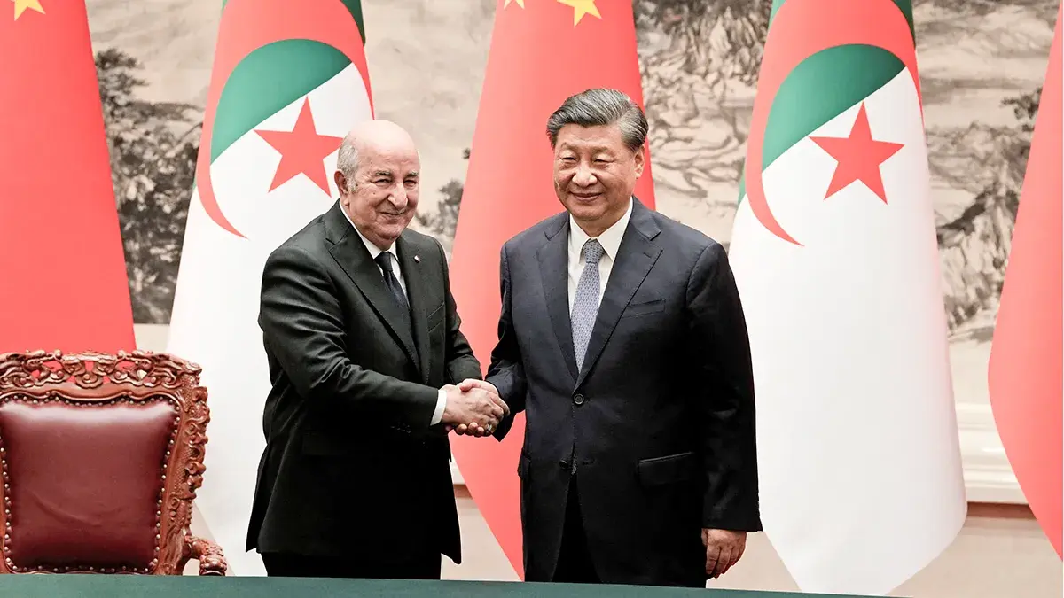 <p>El presidente chino, Xi Jinping, estrecha la mano del presidente argelino, Abdelmadjid Tebboune, tras presenciar una ceremonia de firma celebrada en el Gran Sal&oacute;n del Pueblo en Pek&iacute;n, China, el 18 de julio de 2023 - Ng Han Guan v&iacute;a REUTERS&nbsp;</p>
