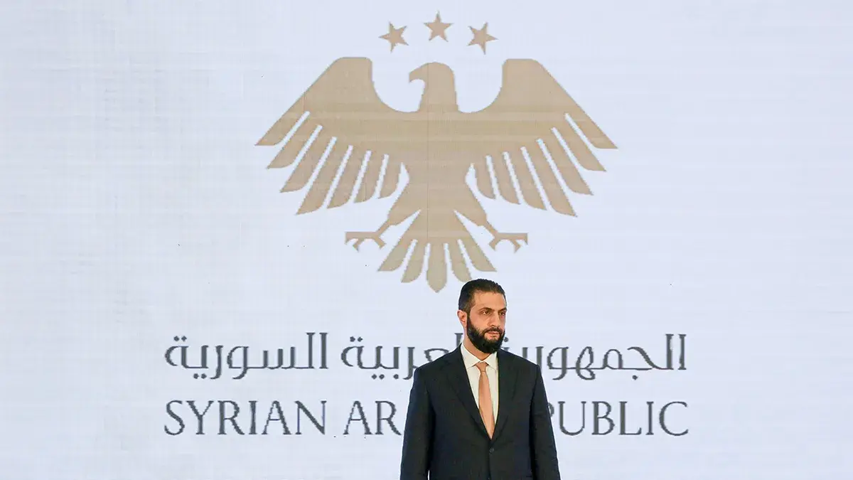 El presidente sirio, Ahmed al-Sharaa, asiste a la ceremonia de firma de un memorando de entendimiento para la inversi&oacute;n en Siria, en Damasco, Siria, el 6 de agosto de 2025 - REUTERS/ KHALIL ASHAWI