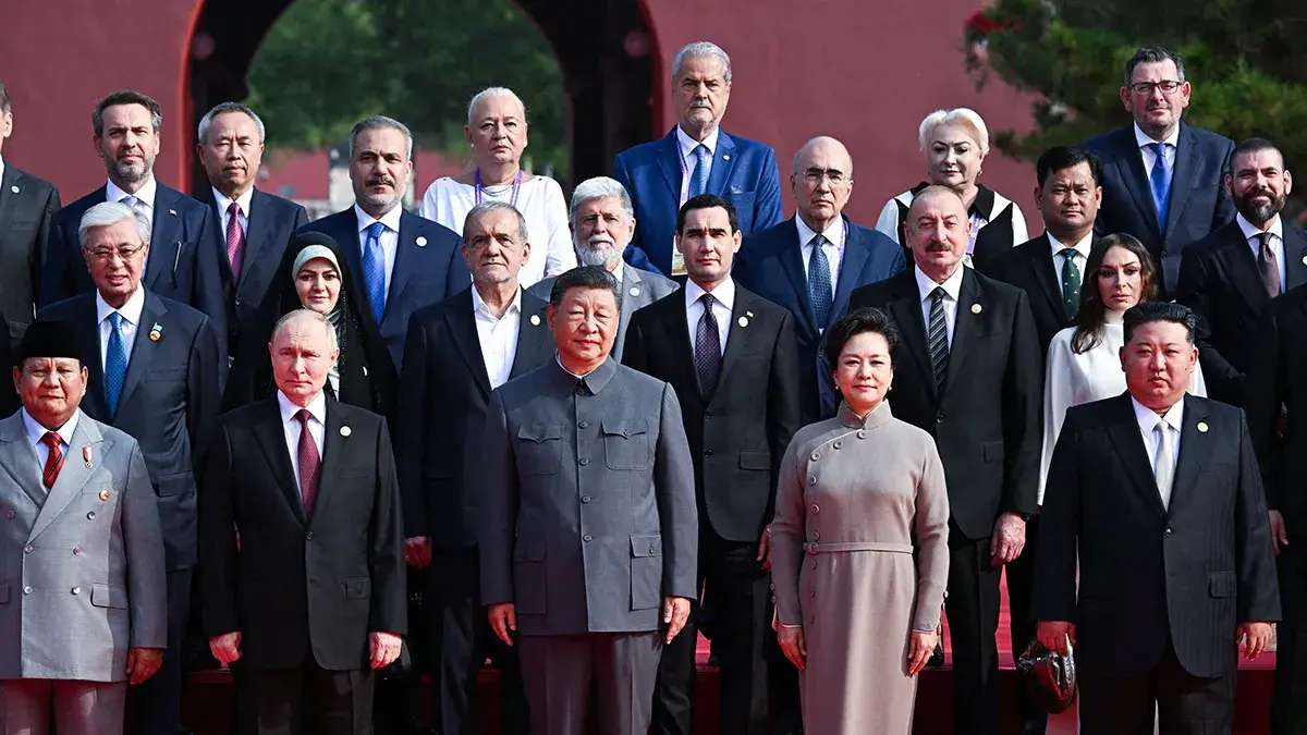 <p>El presidente indonesio Prabowo Subianto, el presidente ruso Vladimir Putin, el presidente chino Xi Jinping con su esposa Peng Liyuan, el l&iacute;der norcoreano Kim Jong Un y jefes de delegaciones extranjeras posan para una foto familiar antes de un desfile militar que conmemora el 80&ordm; aniversario del fin de la Segunda Guerra Mundial, en Pek&iacute;n, China, el 3 de septiembre de 2025 - Sputnik/Sergey Bobylev v&iacute;a REUTERS</p>

