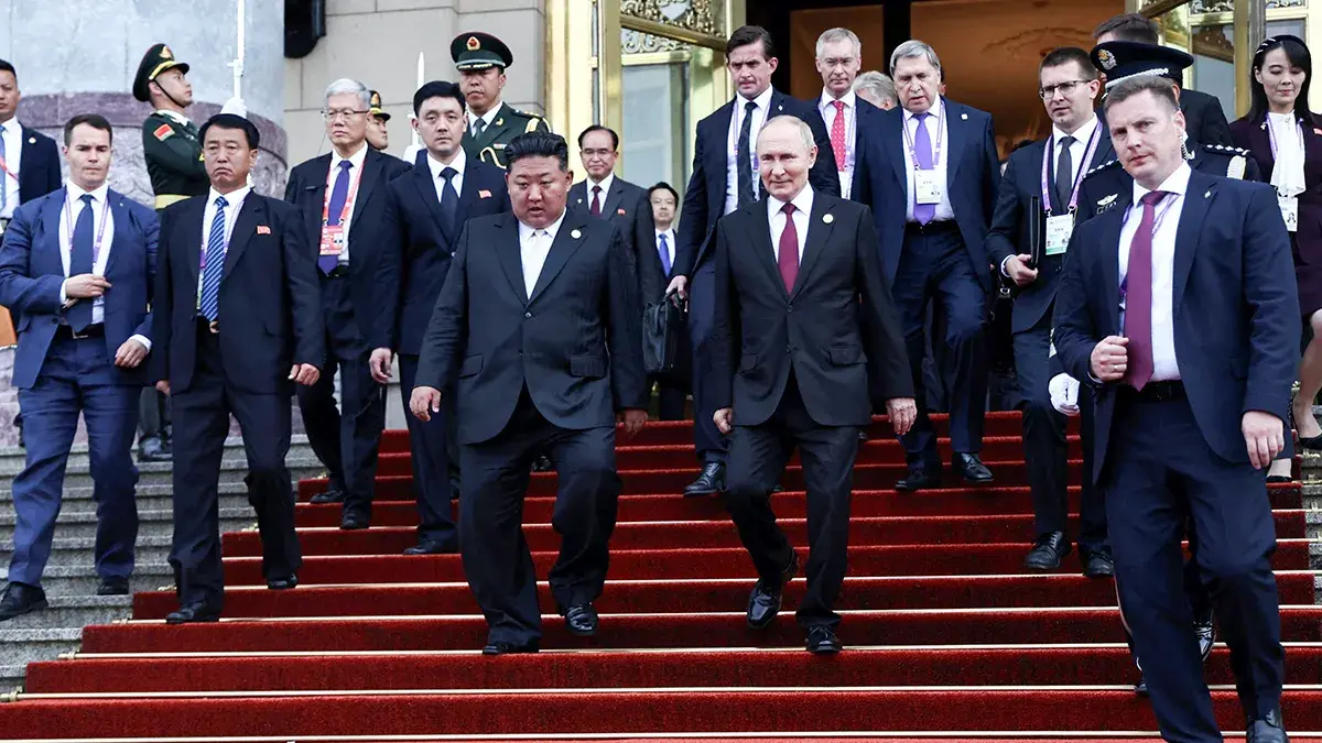 <p>El presidente ruso, Vladimir Putin, y el l&iacute;der norcoreano, Kim Jong-un, caminan hacia el autom&oacute;vil durante su reuni&oacute;n en Pek&iacute;n, China, el 3 de septiembre de 2025 - Sputnik/Alexander Kazakov/Pool v&iacute;a REUTERS</p>
