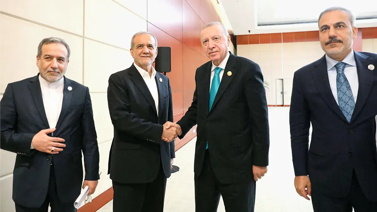 <p>El presidente iran&iacute;, Masoud Pezeshkian, se re&uacute;ne con el presidente turco, Recep Tayyip Erdogan, en el marco de la cumbre de la Organizaci&oacute;n de Cooperaci&oacute;n de Shangh&aacute;i (OCS) en Tianjin, China, el 1 de septiembre de 2025 - WANA (Agencia de Noticias de Asia Occidental) v&iacute;a REUTERS &nbsp;</p>
