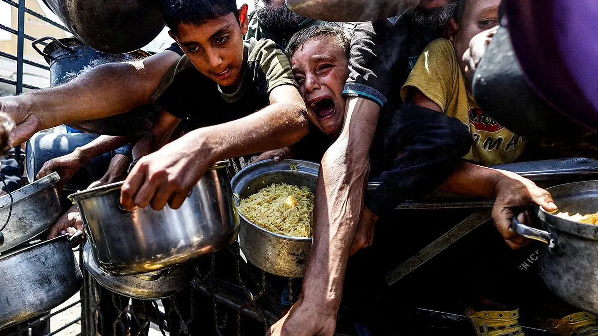 <p>Ni&ntilde;os palestinos esperan recibir comida de un comedor social despu&eacute;s de que el sistema mundial de monitoreo del hambre, Clasificaci&oacute;n Integrada de la Seguridad Alimentaria en Fases (CIF), anunciara que la ciudad de Gaza y sus alrededores sufren oficialmente una hambruna que probablemente se extender&aacute;. La imagen se public&oacute; en la ciudad de Gaza el 28 de agosto de 2025 - REUTERS/ MAHMOD ISSA</p>
