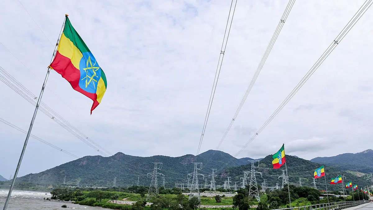<p>Banderas et&iacute;opes ondean en el viento junto a una central el&eacute;ctrica en la Gran Presa del Renacimiento Et&iacute;ope (GERD), construida a lo largo del Nilo Azul, durante su inauguraci&oacute;n, en Guba, regi&oacute;n de Benishangul-Gumuz, Etiop&iacute;a, el 9 de septiembre de 2025 - REUTERS/ TIKSA NEGERI&nbsp;</p>
