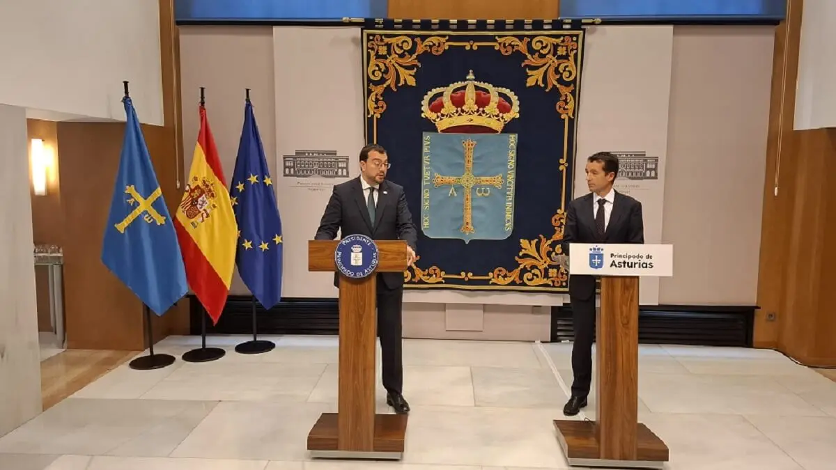 El presidente del Principado de Asturias, Adri&aacute;n Barb&oacute;n, y el presidente ejecutivo de Indra Group, &Aacute;ngel Escribano
