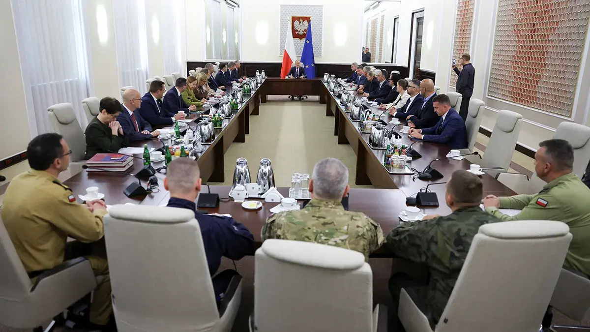El primer ministro polaco, Donald Tusk, celebra una reuni&oacute;n extraordinaria del Gobierno en la Canciller&iacute;a con funcionarios militares y de servicios de emergencia, tras las violaciones del espacio a&eacute;reo polaco durante un ataque ruso contra Ucrania, en Varsovia, Polonia, el 10 de septiembre de 2025 - REUTERS/ KACPER PEMPEL
