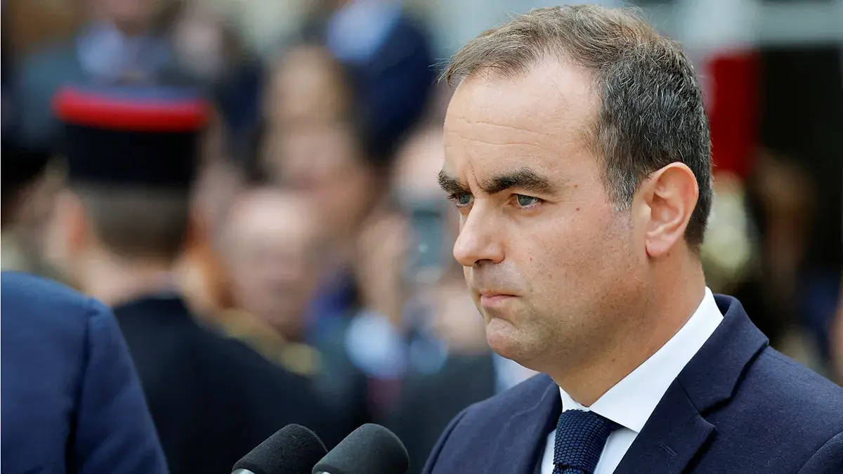 <p>El reci&eacute;n nombrado primer ministro franc&eacute;s, S&eacute;bastien Lecornu, asiste a la ceremonia de entrega del poder en el Hotel Matignon en Par&iacute;s, Francia, el 10 de septiembre de 2025 - REUTERS/ STEPHANIE LECOCQ&nbsp;</p>
