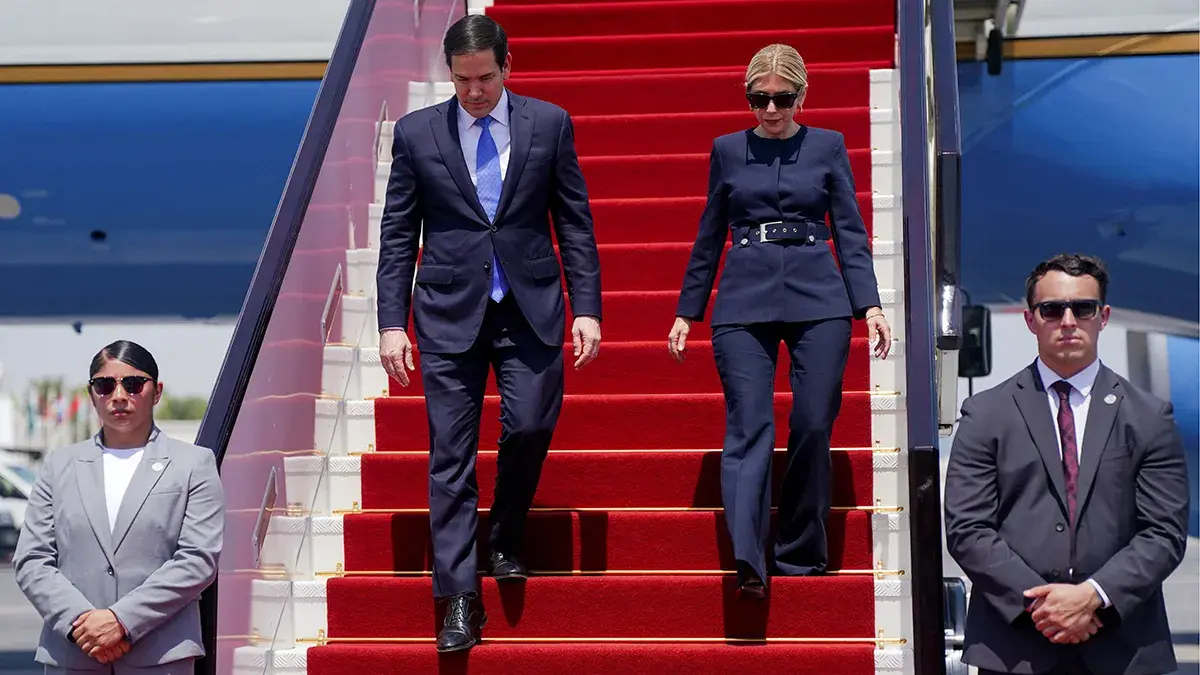 El secretario de Estado de EE. UU., Marco Rubio, y su esposa Jeanette Dousdebes desembarcan de un avi&oacute;n en el Aeropuerto Internacional de Hamad durante una visita oficial, en Doha, Qatar, el 16 de septiembre de 2025 - REUTERS/ NATHAN HOWARD