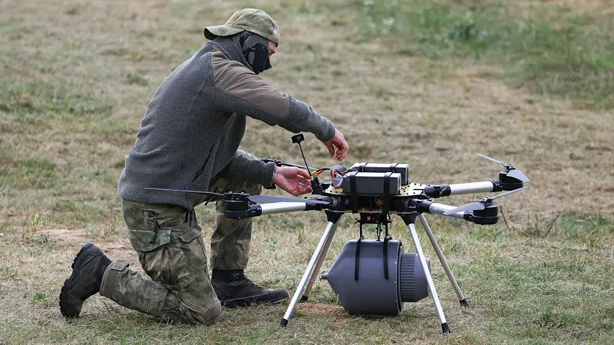 <p>Un operador prepara un dron en un campo de entrenamiento durante las maniobras militares conjuntas Rusia-Bielorrusia Zapad-2025 cerca de Borisov, Bielorrusia, el 15 de septiembre de 2025 - REUTERS/ RAMIL SITDKOV</p>
