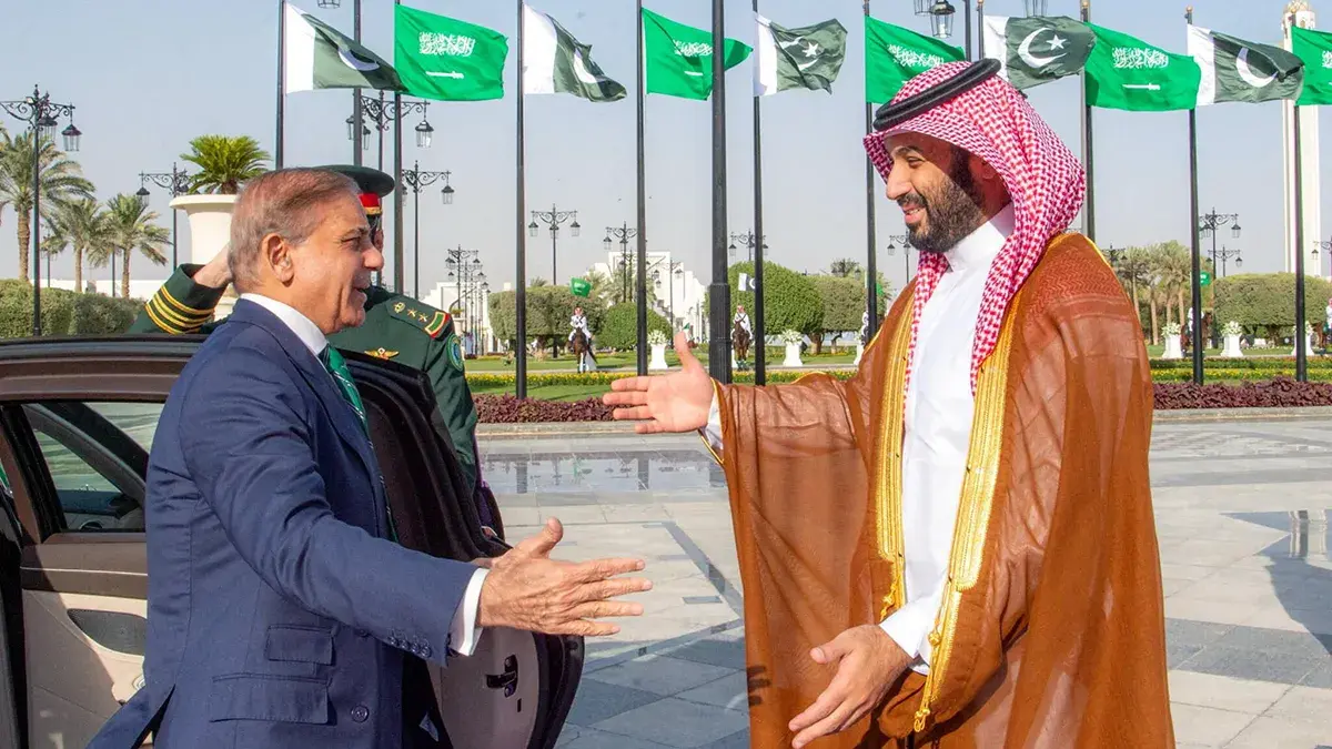 <p>El pr&iacute;ncipe heredero saud&iacute;, Mohamed bin Salman, y el primer ministro paquistan&iacute;, Shehbaz Sharif, se re&uacute;nen en Riad, Arabia Saud&iacute;, el 17 de septiembre de 2025 - Agencia de Prensa Saud&iacute; v&iacute;a REUTERS</p>