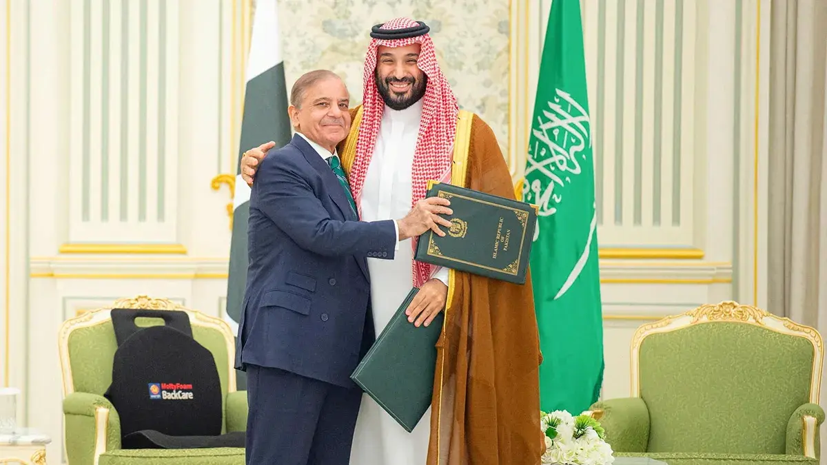 <p>El pr&iacute;ncipe heredero saud&iacute;, Mohamed bin Salman, y el primer ministro paquistan&iacute;, Shehbaz Sharif, se abrazan el d&iacute;a de la firma de un acuerdo de defensa en Riad, Arabia Saud&iacute;, el 17 de septiembre de 2025 - Agencia de Prensa Saud&iacute; v&iacute;a REUTERS</p>