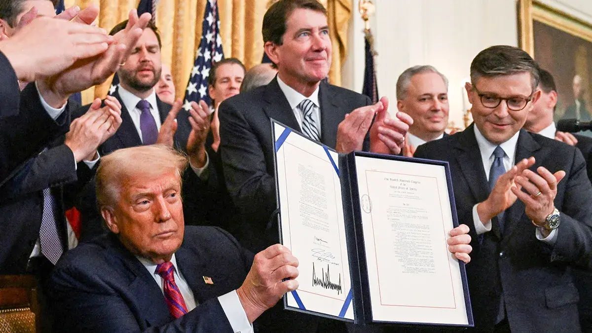 <p>El presidente de Estados Unidos, Donald Trump, sostiene la Ley Genius firmada, que desarrollar&aacute; un marco regulatorio para las criptomonedas estables y ampliar&aacute; la supervisi&oacute;n de la industria, en la Casa Blanca en Washington, DC, Estados Unidos, el 18 de julio de 2025 - REUTERS/ ANNABELLE GORDON&nbsp;</p>
