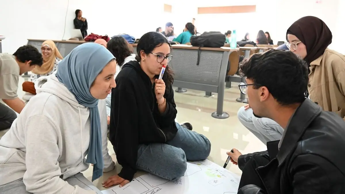 Estudiantes de la Universidad Mohamed I de Oujda, Marruecos, participando en una planificaci&oacute;n participativa para identificar proyectos comunitarios - PHOTO/Fundaci&oacute;n Alto Atlas, 2025