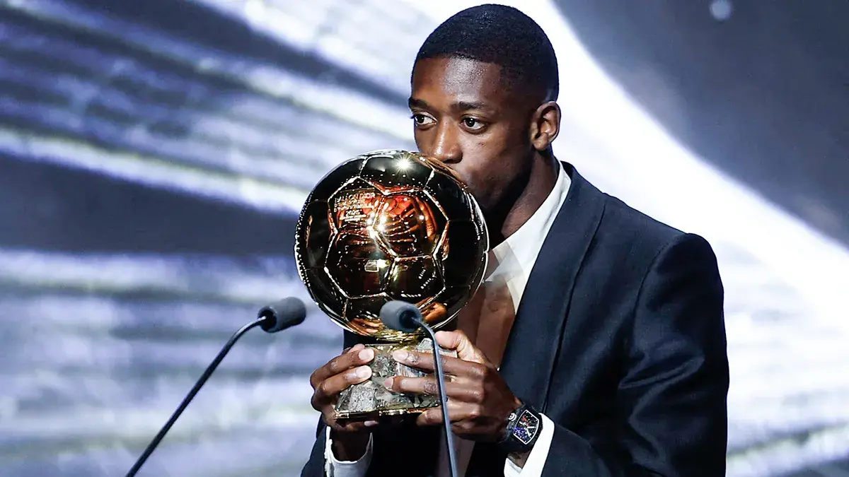 <p>Ousmane Demb&eacute;l&eacute;&nbsp;celebra despu&eacute;s de ganar el premio Ballon dOr - REUTERS/ BENOIT TESSIER</p>
