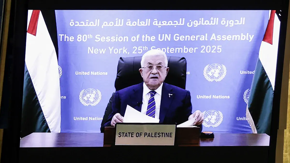 El presidente palestino Mahmoud Abbas aparece en una pantalla mientras se dirige a la 80.&ordf; Asamblea General de las Naciones Unidas (AGNU), en la sede de la ONU en Nueva York, EE. UU., el 25 de septiembre de 2025 - REUTERS/ JEENAH MOON