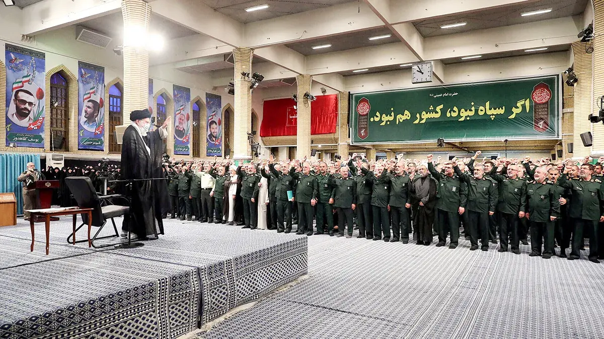 <p>El l&iacute;der supremo de Ir&aacute;n, el ayatol&aacute; Ali Jamenei, se re&uacute;ne con comandantes y un grupo de miembros del Cuerpo de la Guardia Revolucionaria Isl&aacute;mica en Teher&aacute;n - Oficina del L&iacute;der Supremo de Ir&aacute;n/WANA (Agencia de Noticias de Asia Occidental) v&iacute;a REUTERS</p>