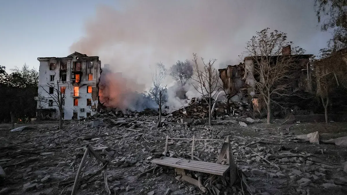 <p>Edificio de apartamentos alcanzado por un ataque militar ruso, en medio del ataque de Rusia contra Ucrania, en la regi&oacute;n de Donetsk, en la ciudad de Kramatorsk, Ucrania - REUTERS/ YEVHEN TITOV</p>
