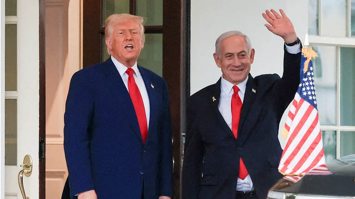 <p>El presidente estadounidense Donald Trump habla mientras el primer ministro israel&iacute; Benjamin Netanyahu saluda tras una reuni&oacute;n en la Casa Blanca, en Washington, EE. UU., el 7 de abril de 2025 - REUTERS/ KEVIN MOHATT</p>

