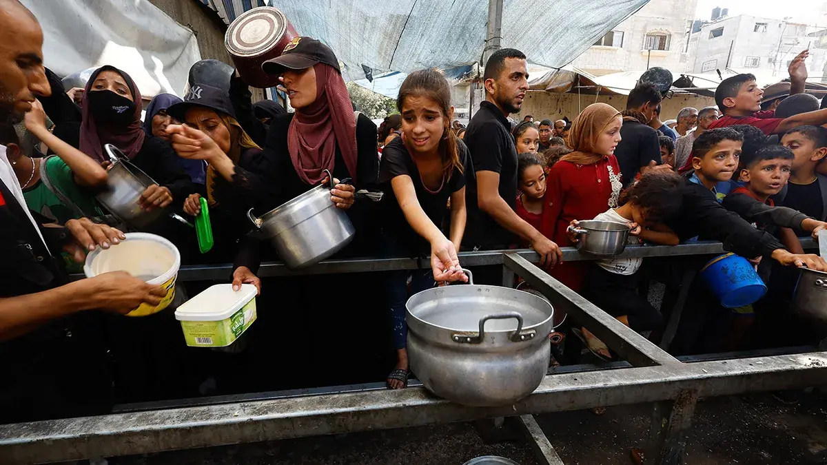 <p>Palestinos se re&uacute;nen para recibir alimentos de un comedor social en Nuseirat, en el centro de la Franja de Gaza, el 28 de septiembre de 2025 - REUTERS/ MAHMOUD ISSA</p>
