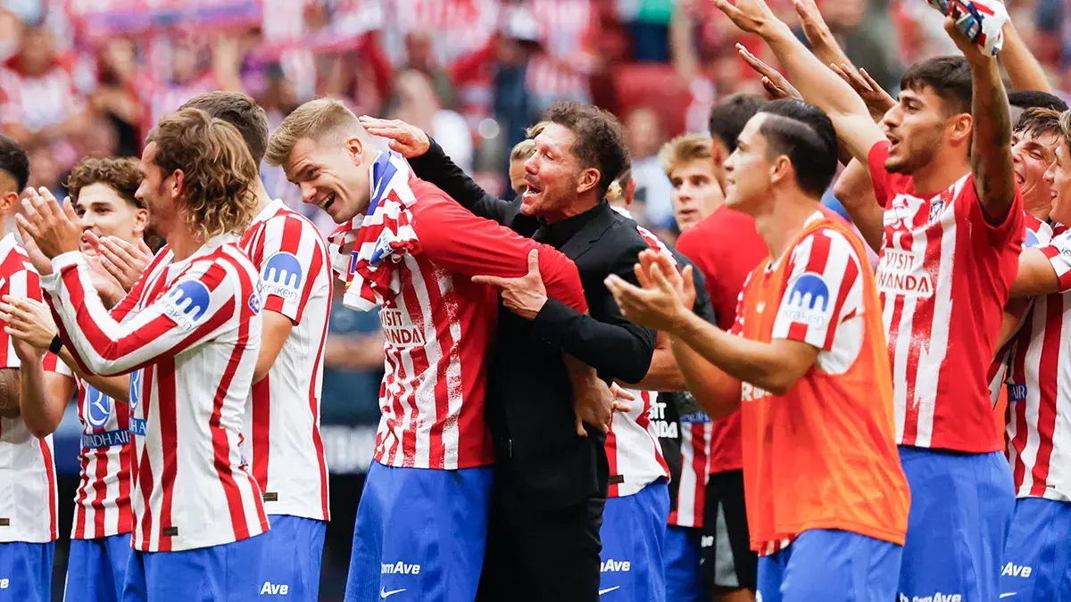 <p>El entrenador del Atl&eacute;tico de Madrid, Diego Simeone, celebra con Alexander Sorloth y miembros del equipo despu&eacute;s del partido - REUTERS/ SUSANA VERA&nbsp;</p>
