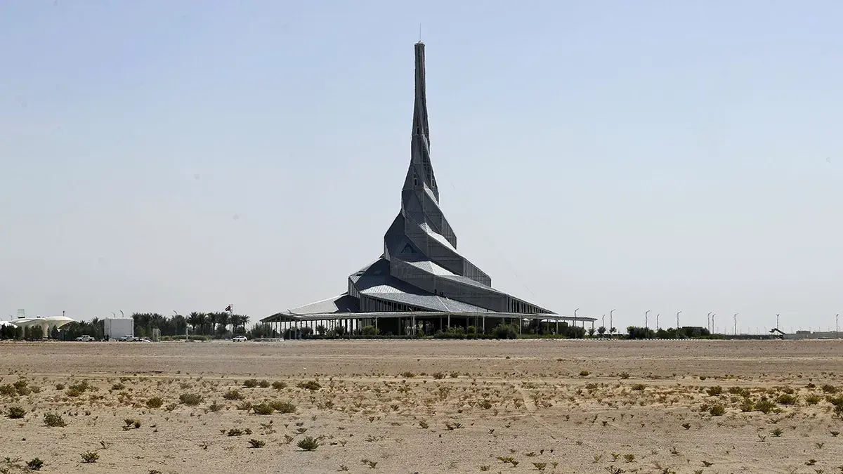 <p>El Centro de Innovaci&oacute;n Solar del Parque Solar Mohammed bin Rashid Al Maktoum se destaca en el horizonte a unos 50 kil&oacute;metros al sur de Dub&aacute;i, Emiratos &Aacute;rabes Unidos - AP/ KAMRAN JEBREILLI&nbsp;</p>
