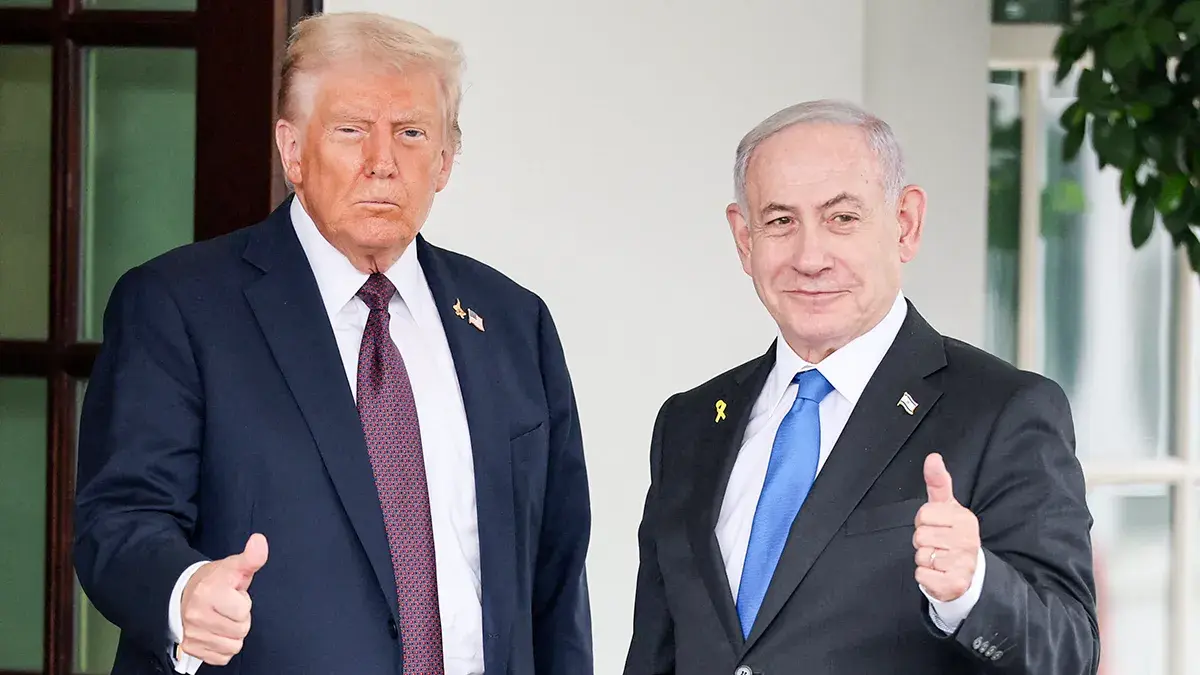 <p>El presidente estadounidense Donald Trump y el primer ministro israel&iacute; Benjamin Netanyahu saludan con el pulgar hacia arriba en la Casa Blanca en Washington, DC, EE. UU., el 29 de septiembre de 2025 - REUTERS/ JONATHAN ERNST</p>
