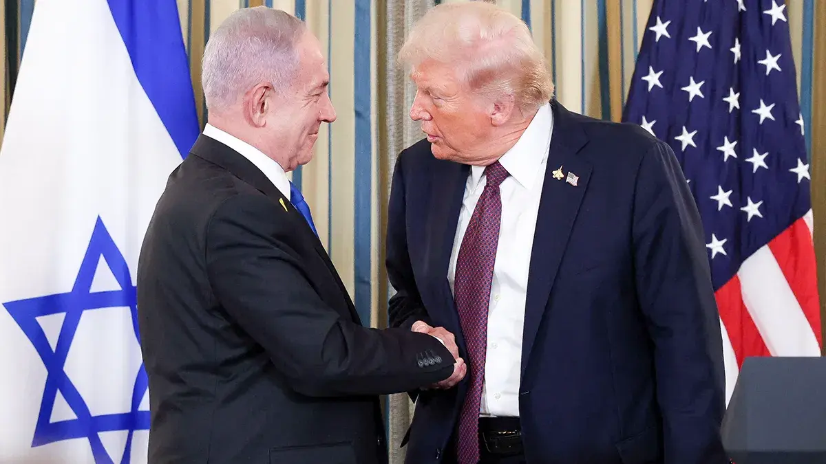 <p>El presidente de Estados Unidos, Donald Trump, y el primer ministro israel&iacute;, Benjamin Netanyahu, se estrechan la mano en una conferencia de prensa conjunta en el Comedor de Estado de la Casa Blanca en Washington, DC, EE. UU., el 29 de septiembre de 2025 - REUTERS/ JOHATHAN ERNST</p>
