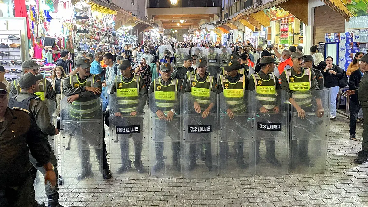 <p>Miembros de las fuerzas de seguridad hacen guardia mientras impiden una protesta para exigir reformas en educaci&oacute;n y salud, en Rabat, Marruecos, el 29 de septiembre de 2025 - REUTERS/ AHMED EL JECHTIM</p>
