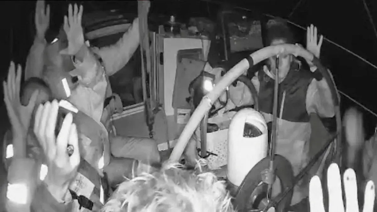 Una captura de pantalla de una transmisi&oacute;n en vivo muestra a la tripulaci&oacute;n de un barco con destino a Gaza, parte de la Flotilla Global Sumud, levantando las manos al ser rodeados por las Fuerzas de Defensa de Israel, el 2 de octubre de 2025 - Flotilla Global Sumud v&iacute;a REUTERS