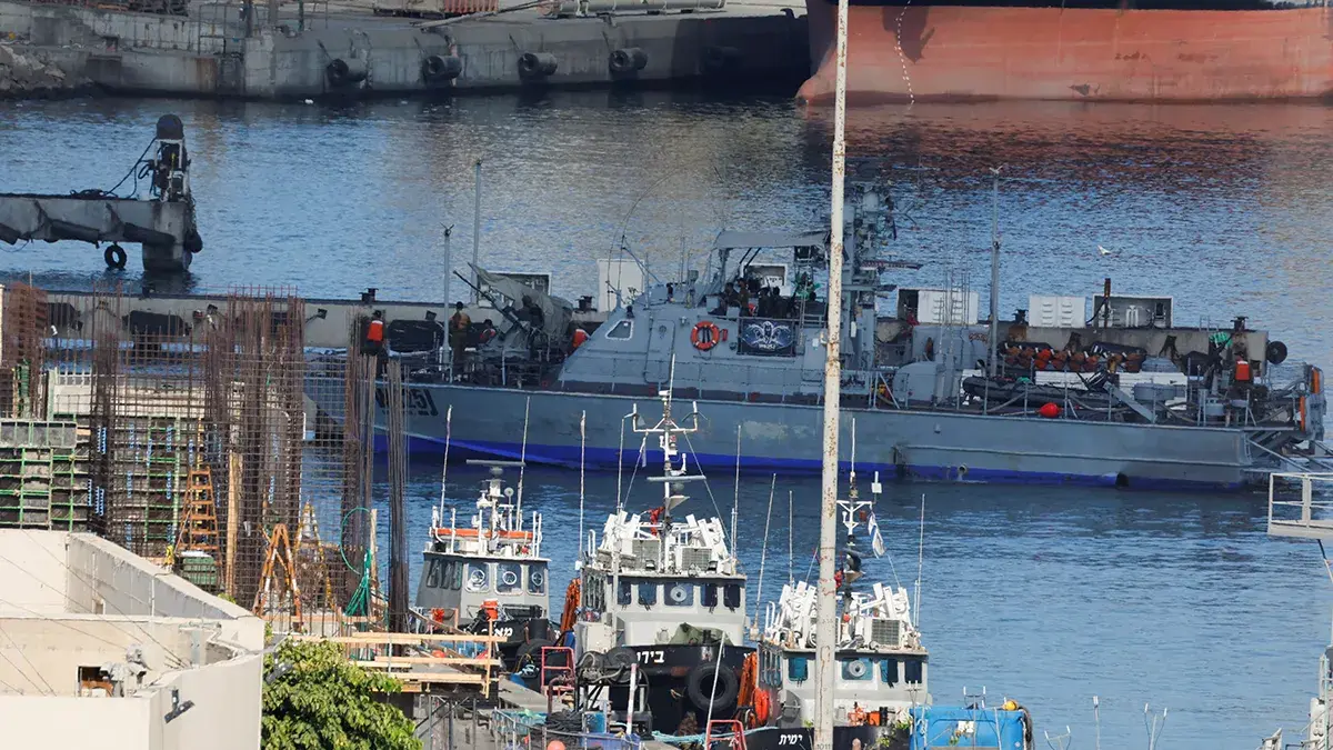 Un buque de la Armada israel&iacute; llega al puerto de Ashdod, despu&eacute;s de que Israel interceptara algunos de los buques de la Flotilla Global Sumud que pretend&iacute;an llegar a Gaza y romper el bloqueo naval de Israel, en el sur de Israel, el 2 de octubre de 2025 - REUTERS/ AMMAR AWAD