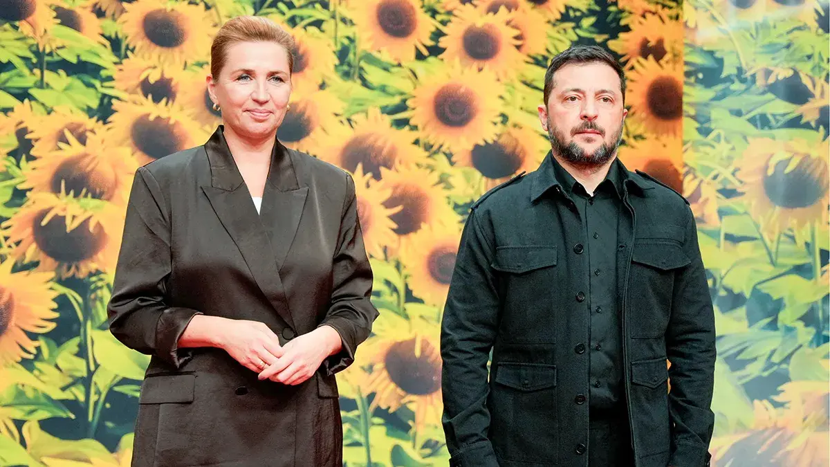 <p>La primera ministra danesa, Mette Frederiksen, posa para una foto con el presidente ucraniano, Volodymyr Zelenskiy, el d&iacute;a de la cumbre de la Comunidad Pol&iacute;tica Europea en Copenhague, Dinamarca, el 2 de octubre de 2025 - REUTERS/ EMIL HELMS</p>
