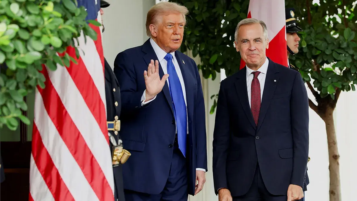 El presidente de Estados Unidos, Donald Trump, recibe al primer ministro de Canad&aacute;, Mark Carney, en la Casa Blanca en Washington, DC, EE. UU., el 7 de octubre de 2025 - REUTERS/ EVELYN HOCKSTEIN