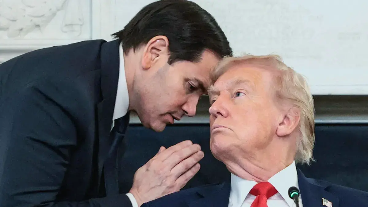 <p>El secretario de Estado de EE. UU., Marco Rubio, actualiza al presidente de EE. UU., Donald Trump, sobre la propuesta de Gaza durante una mesa redonda sobre Antifa,&nbsp;en la Casa Blanca en Washington, DC, EE. UU., el 8 de octubre de 2025 - REUTERS/ EVELYN HOCKTEIN</p>
