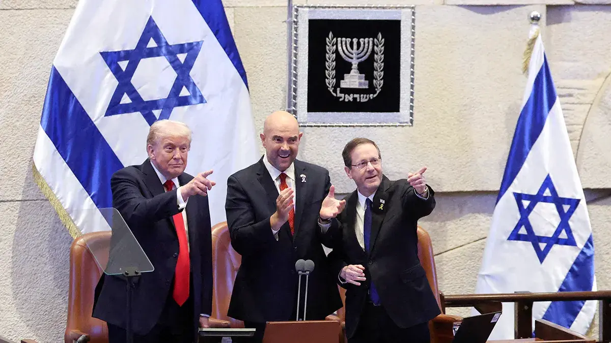 El presidente de Estados Unidos, Donald Trump, hace un gesto hacia la Knesset el d&iacute;a que se dirige all&iacute;, en medio de un intercambio de prisioneros y rehenes negociado por Estados Unidos y un acuerdo de alto el fuego entre Israel y Ham&aacute;s, en Jerusal&eacute;n, el 13 de octubre de 2025 - REUTERS/ EVELYN HOCKSTEIN