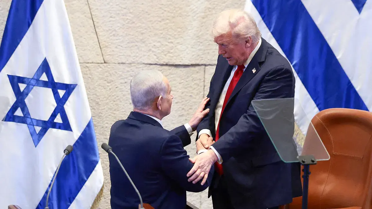 <p>El presidente estadounidense Donald Trump y el primer ministro israel&iacute; Benjamin Netanyahu se dan la mano en la Knesset el d&iacute;a que Trump se dirige all&iacute;, en medio de un intercambio de prisioneros y rehenes negociado por Estados Unidos y un acuerdo de alto el fuego entre Israel y Ham&aacute;s, en Jerusal&eacute;n, el 13 de octubre de 2025 - REUTERS/ EVELYN HOCKTEIN</p>
